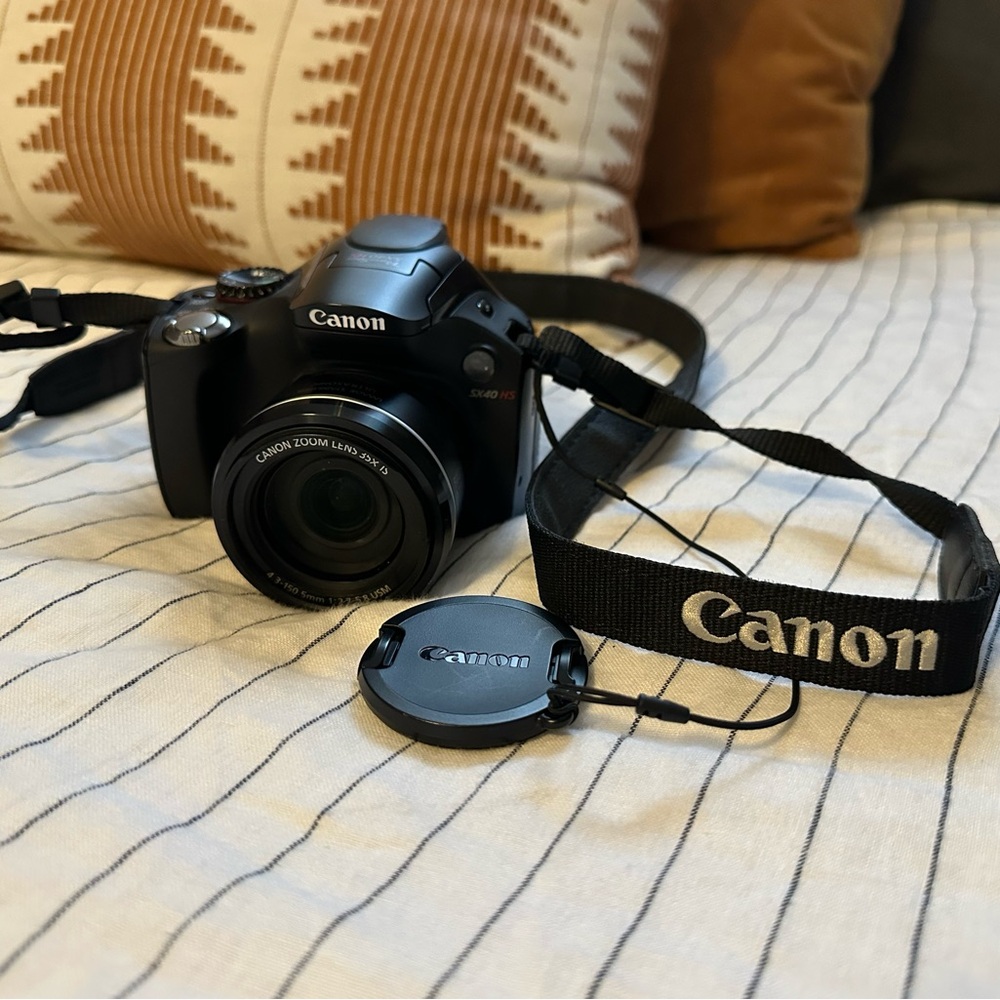 Canon SX40 HS Camera - Picture 2 of 7